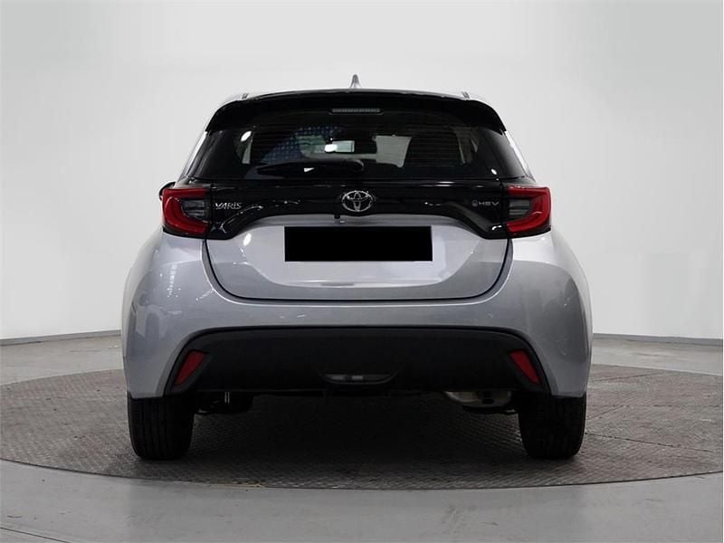 Usado Toyota Yaris Hybrid Active 116 CV (85 kW) 2024 Gris ágata Berlina