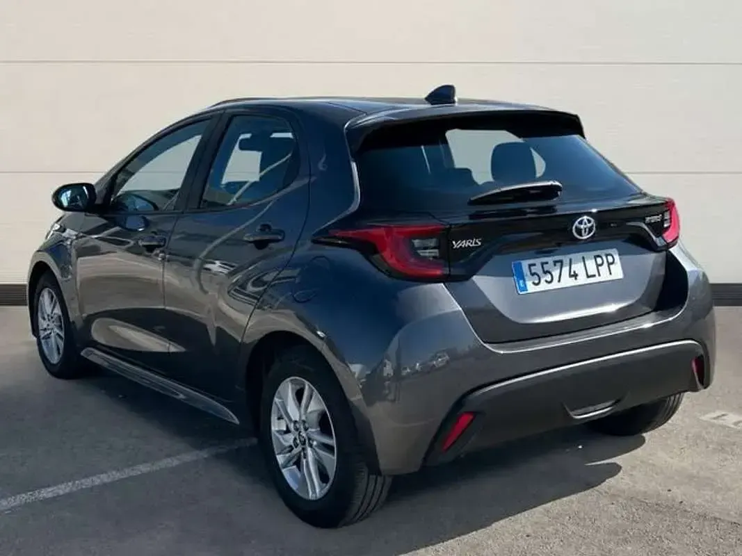 Usado Toyota Yaris Hybrid Active 116 CV (85 kW) 2021 Gris Berlina