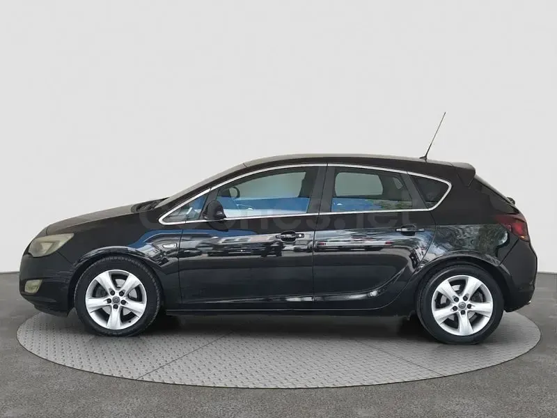 Usado Opel Astra Cosmo 160 CV (117 kW) 2010 Negro Berlina