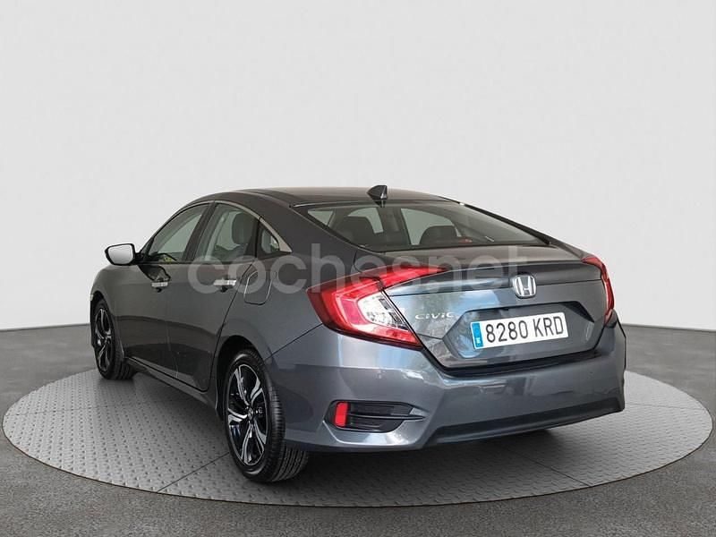 Usado Honda Civic Executive 120 CV (88 kW) 2018 Gris / plata Berlina