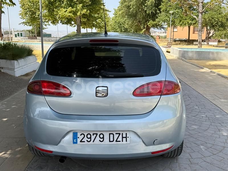 Usado Seat Leon Sport 105 CV (77 kW) 2006 Gris / plata Berlina