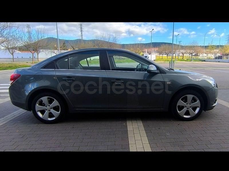 Usado Chevrolet Cruze LTZ 141 CV (103 kW) 2011 Gris / plata Berlina