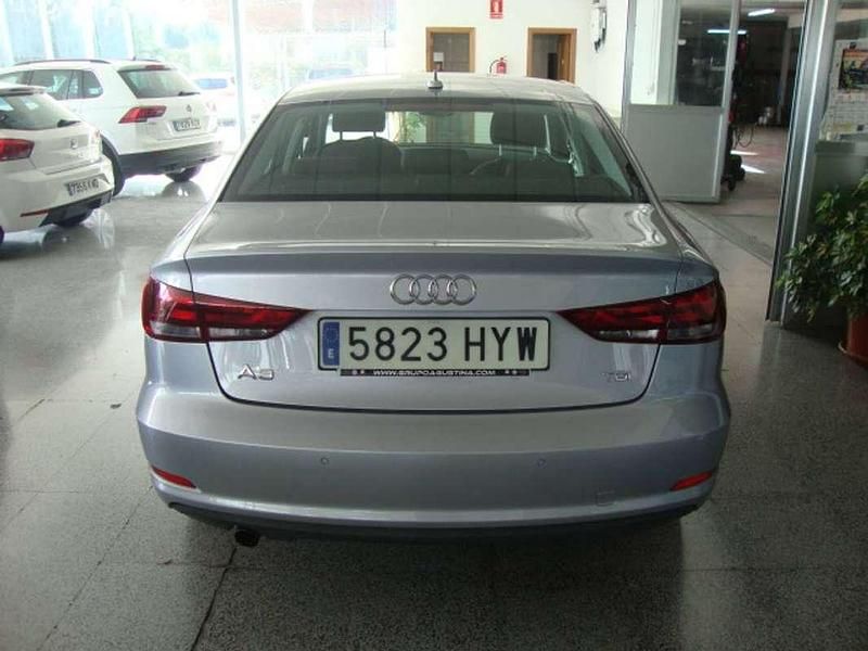 Usado Audi A3 110 CV (80 kW) 2014 Plateado Berlina
