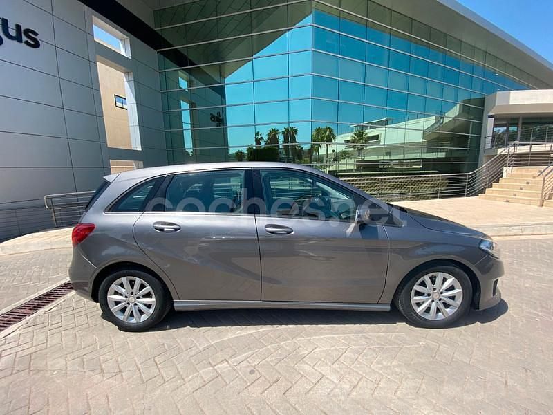 Usado Mercedes B180 109 CV (80 kW) 2017 Gris / plata Monovolumen