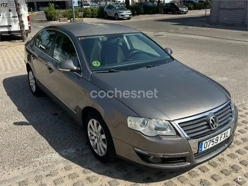 Usado VW Passat Advance 140 CV (102 kW) 2007 Gris / plata Berlina