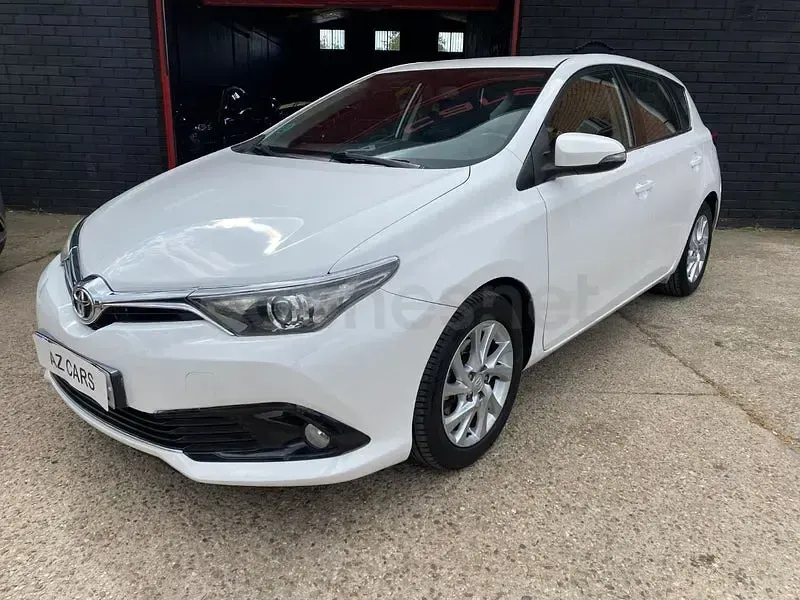 Usado Toyota Auris Active 90 CV (66 kW) 2016 Blanco Berlina