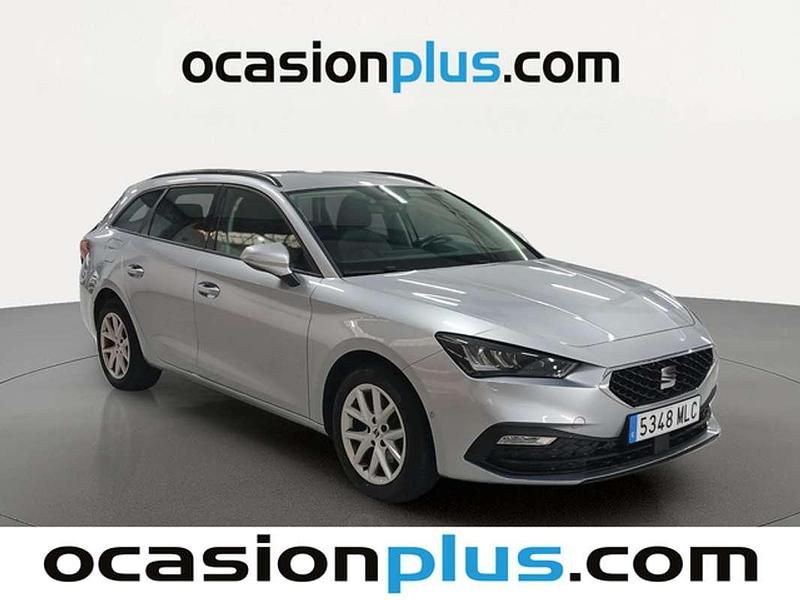 Usado Seat Leon ST Style 131 CV (96 kW) 2023 Plateado Familiar