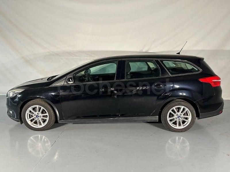 Usado Ford Focus Trend 125 CV (91 kW) 2016 Negro Familiar