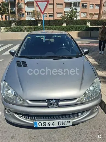 Usado Peugeot 206 90 CV (66 kW) 2005 Gris / plata Berlina