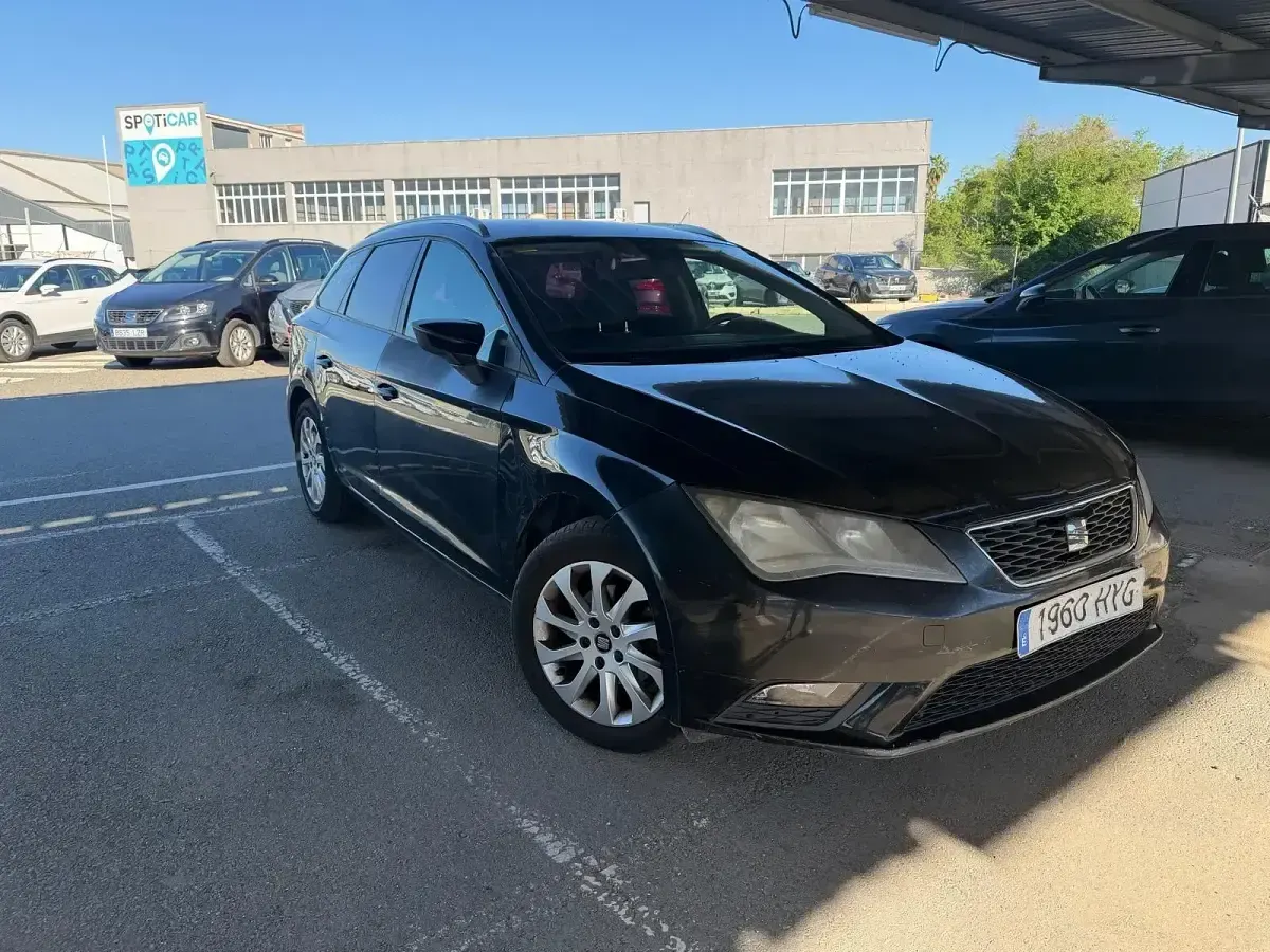 Usado Seat Leon Style 105 CV (77 kW) 2014 Negro Berlina