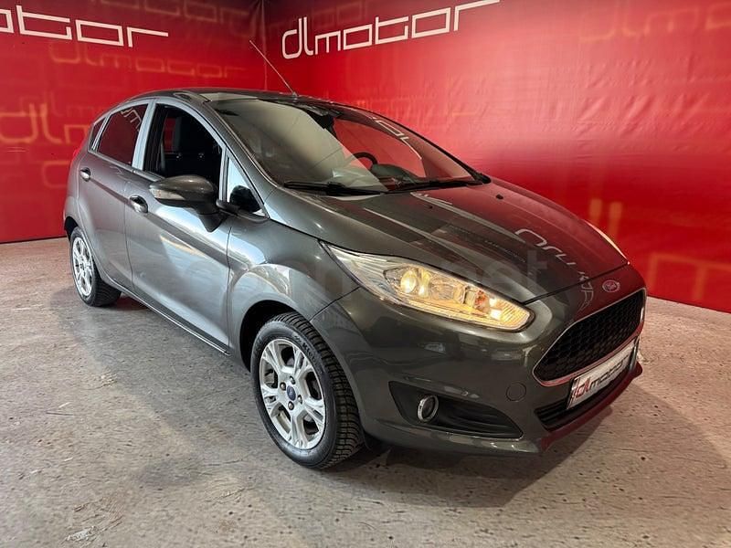 Usado Ford Fiesta Trend 100 CV (73 kW) 2017 Gris / plata Berlina