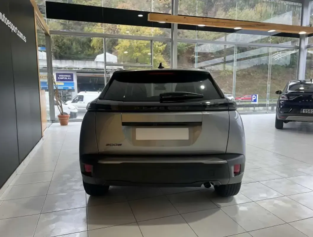 Usado Peugeot 2008 Allure 102 CV (75 kW) 2025 Gris SUV