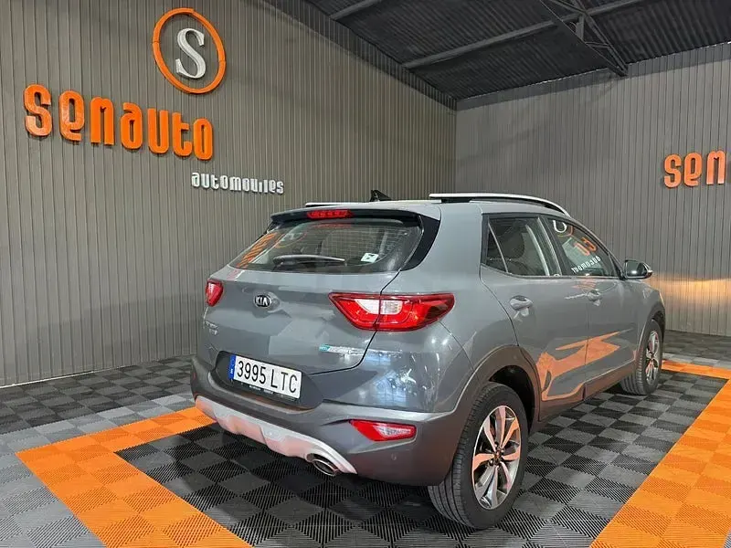 Usado Kia Stonic 120 CV (88 kW) 2021 Gris / plata SUV