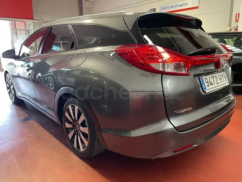 Usado Honda Civic Executive 120 CV (88 kW) 2014 Gris / plata Familiar