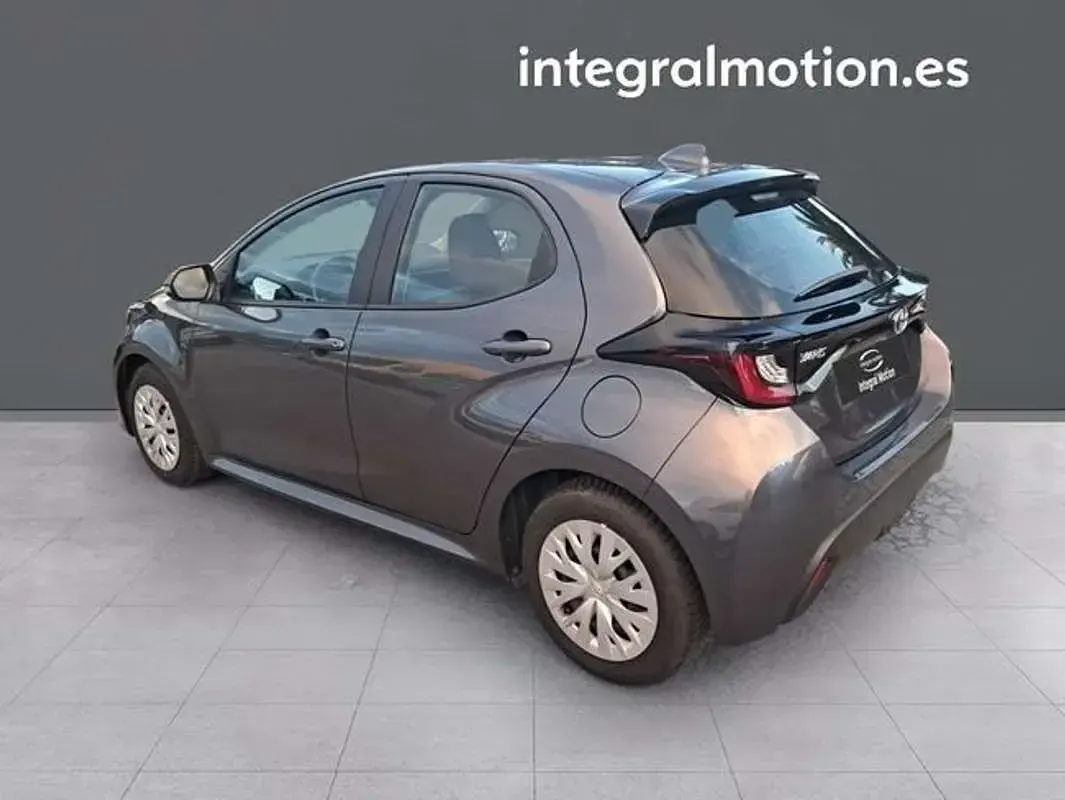 Usado Toyota Yaris Business Edition 116 CV (85 kW) 2021 Gris Utilitario