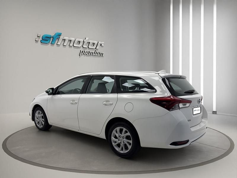 Usado Toyota Auris Touring Sports Active 116 CV (85 kW) 2015 Blanco Familiar