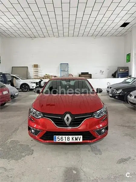 Usado Renault Mégane LIMITED 130 CV (95 kW) 2018 Rojo Berlina