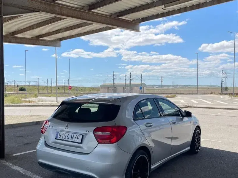 Usado Mercedes A180 Style 109 CV (80 kW) 2014 Gris / plata Utilitario