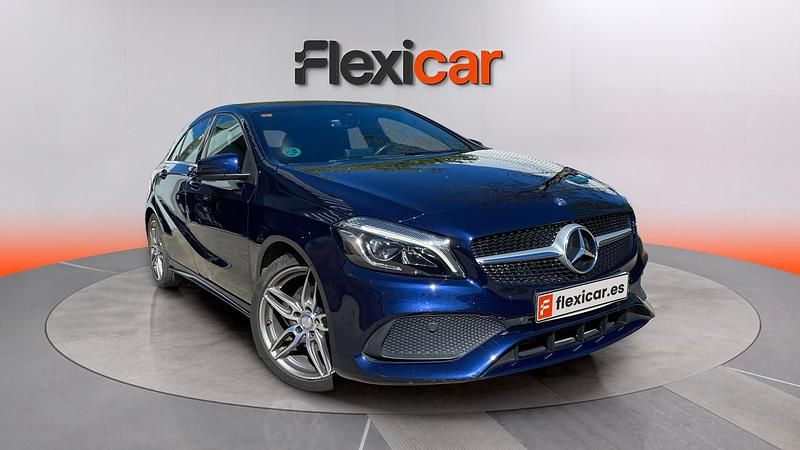 Usado Mercedes A180 AMG line 109 CV (80 kW) 2017 Azul Berlina