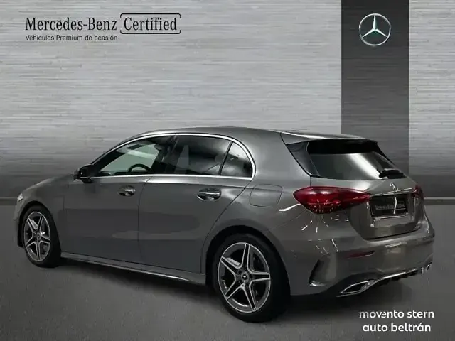 Usado Mercedes A180 AMG line 116 CV (85 kW) 2023 Gris Berlina
