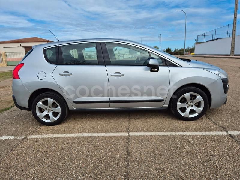 Usado Peugeot 3008 Access 115 CV (84 kW) 2013 Gris / plata Berlina