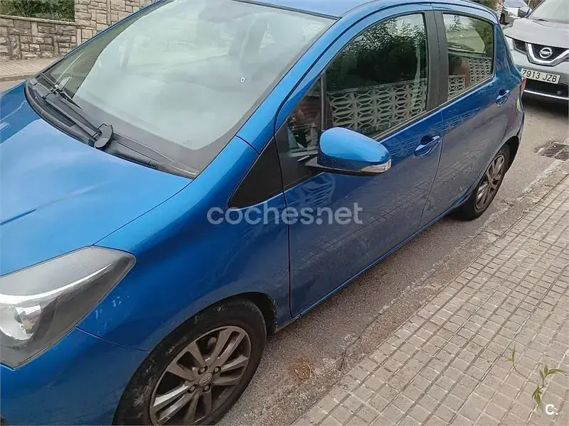 Usado Toyota Yaris Active 90 CV (66 kW) 2015 Azul Utilitario