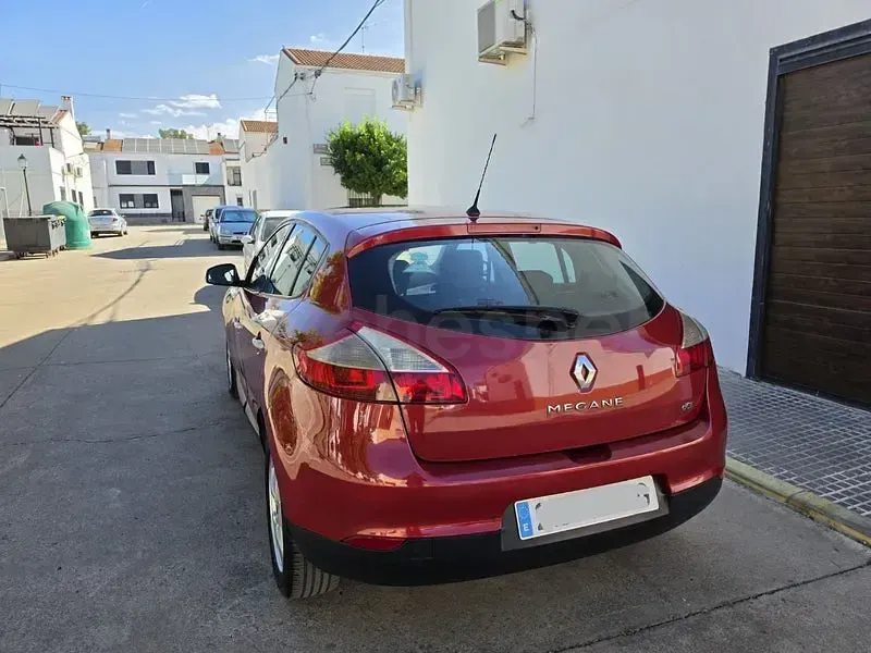 Usado Renault Mégane Dynamique 110 CV (80 kW) 2010 Granate Berlina