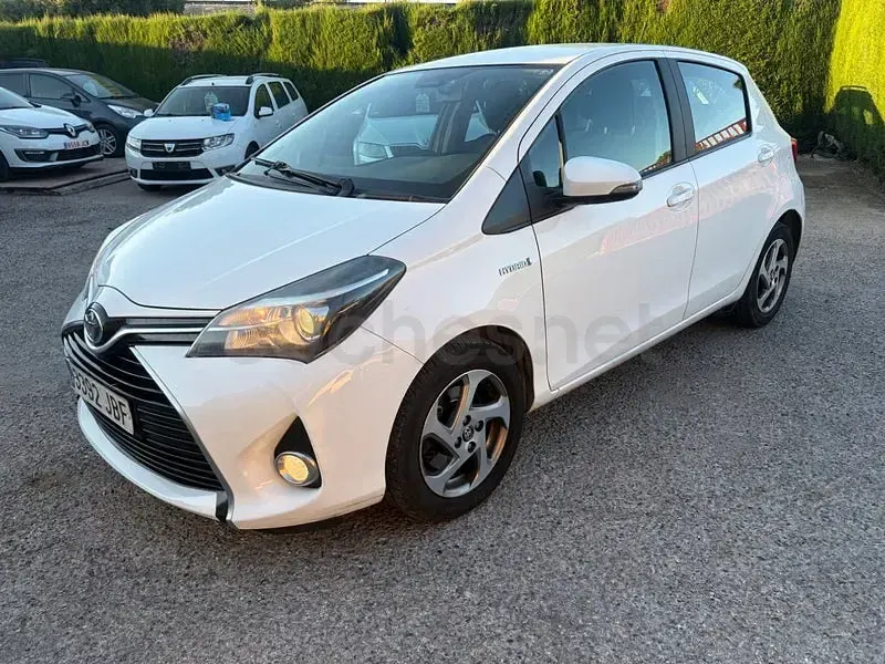 Usado Toyota Yaris Hybrid Active 100 CV (73 kW) 2015 Blanco Berlina