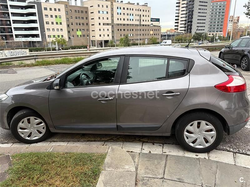 Usado Renault Mégane Dynamique 115 CV (84 kW) 2014 Gris / plata Berlina