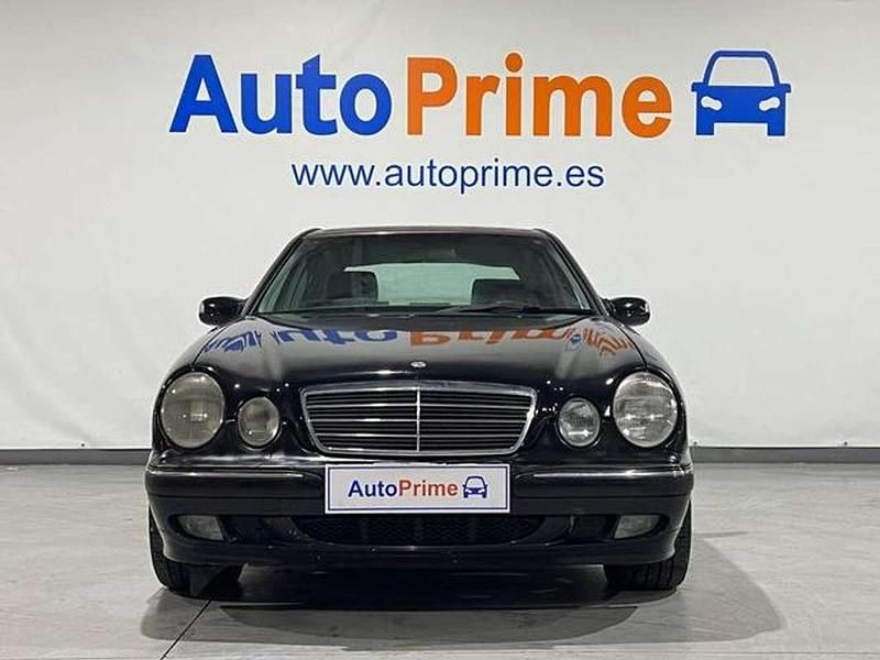 Usado Mercedes E270 Elegance 170 CV (125 kW) 2001 Negro Berlina