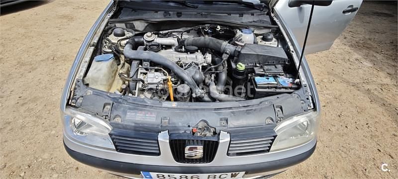 Usado Seat Ibiza Stella 90 CV (66 kW) 2000 Gris / plata Berlina