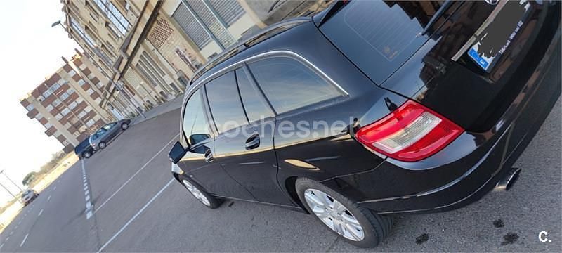 Usado Mercedes C200 136 CV (100 kW) 2011 Negro Familiar