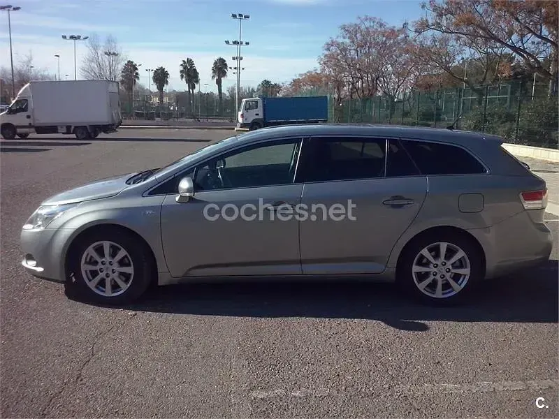 Usado Toyota Avensis Executive 150 CV (110 kW) 2009 Gris / plata Familiar