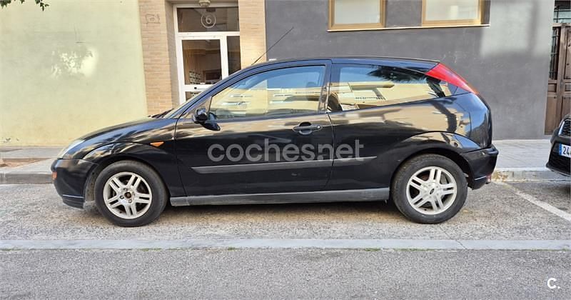 Usado Ford Focus Trend 90 CV (66 kW) 2001 Negro Berlina