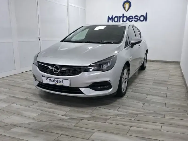 Usado Opel Astra Selective 105 CV (77 kW) 2020 Gris / plata Berlina