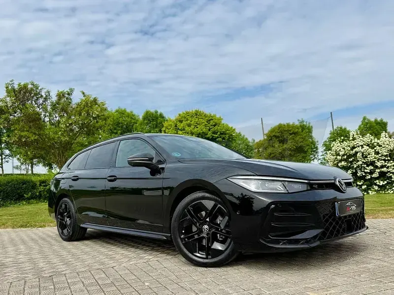 Usado VW Passat R-line 150 CV (110 kW) 2024 Negro Familiar