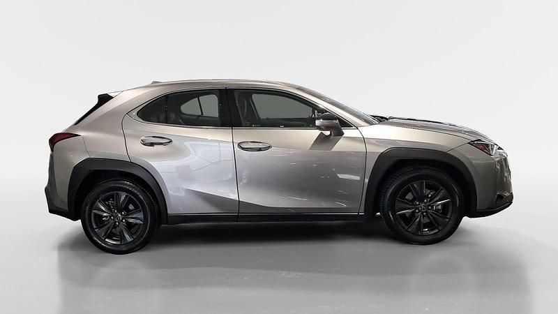Usado Lexus UX 199 CV (146 kW) 2025 Gris / plata SUV