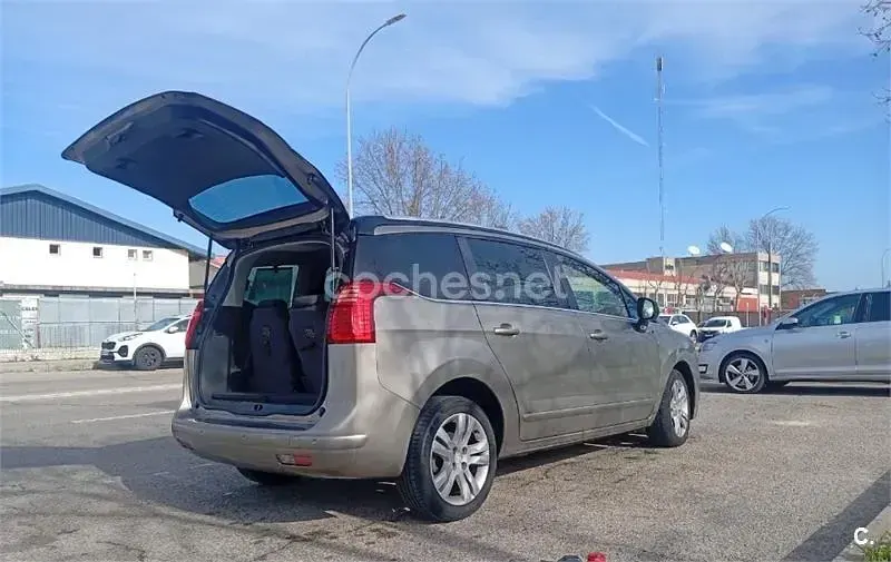 Usado Peugeot 5008 Allure 120 CV (88 kW) 2015 Beige Monovolumen