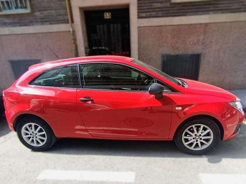 Usado Seat Ibiza Reference 64 CV (47 kW) 2014 Rojo Utilitario