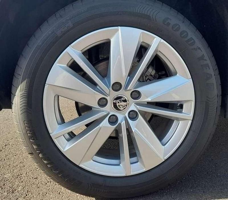 Usado Skoda Karoq Selection 116 CV (85 kW) 2025 Plateado SUV