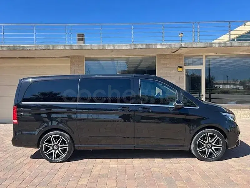 Begagnad Mercedes V300 Avantgarde 239 HK (175 kW) 2022 Svart Minibuss