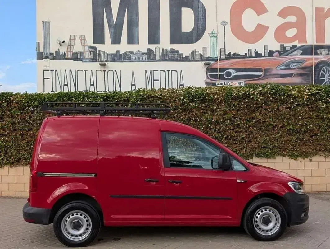 Usado VW Caddy 110 CV (80 kW) 2020 Rojo Monovolumen