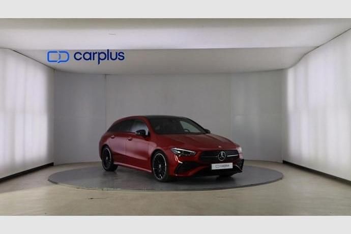 Usado Mercedes CLA200 Shooting Brake 150 CV (110 kW) 2025 Rojo Familiar