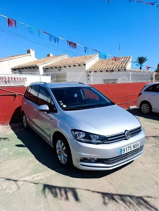 Usado VW Touran Sportline 150 CV (110 kW) 2017 Gris Monovolumen