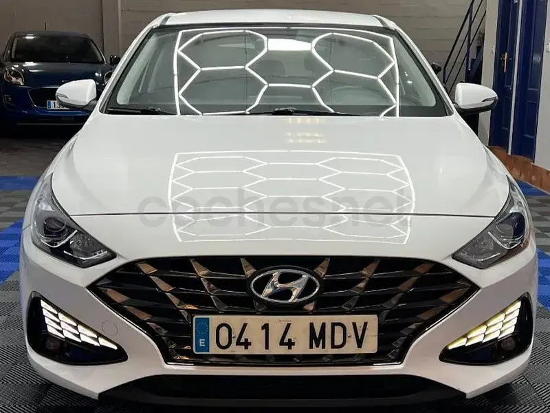 Usado Hyundai i30 110 CV (80 kW) 2023 Blanco Berlina