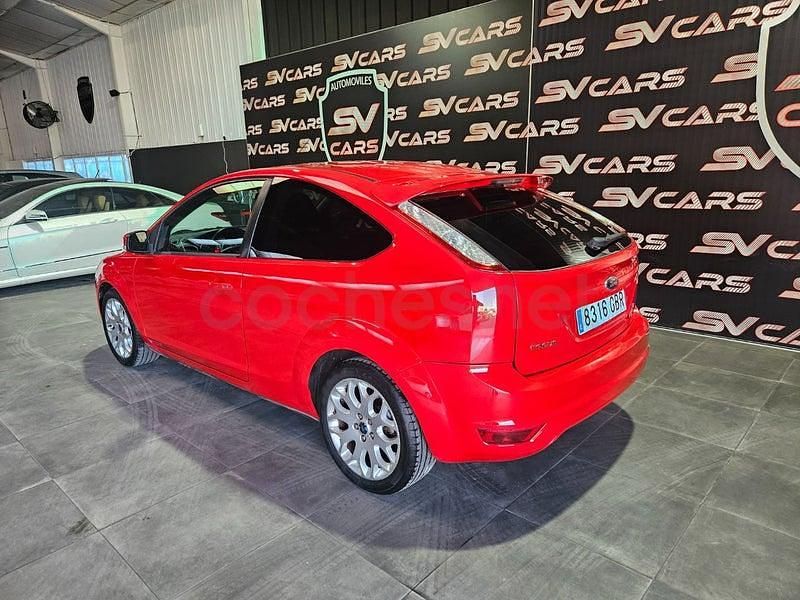 Usado Ford Focus Trend 100 CV (73 kW) 2008 Rojo Berlina