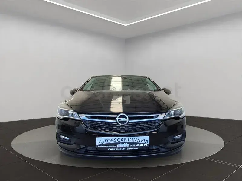 Usado Opel Astra Business 110 CV (80 kW) 2016 Negro Berlina