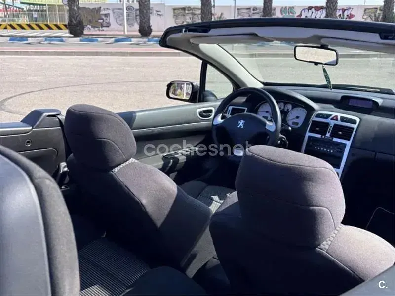 Usado Peugeot 307 CC 110 CV (80 kW) 2005 Negro Descapotable