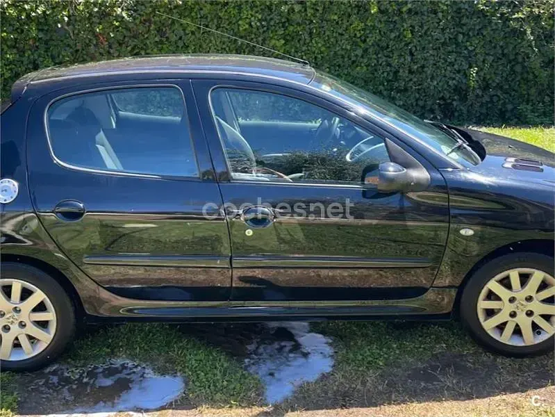 Usado Peugeot 206+ 70 CV (51 kW) 2010 Negro Utilitario