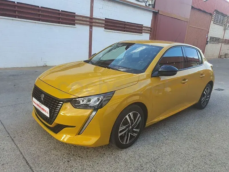 Usado Peugeot 208 Allure 100 CV (73 kW) 2022 Amarillo Utilitario
